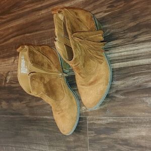 Faded Glory inside side zipper and outside frindges